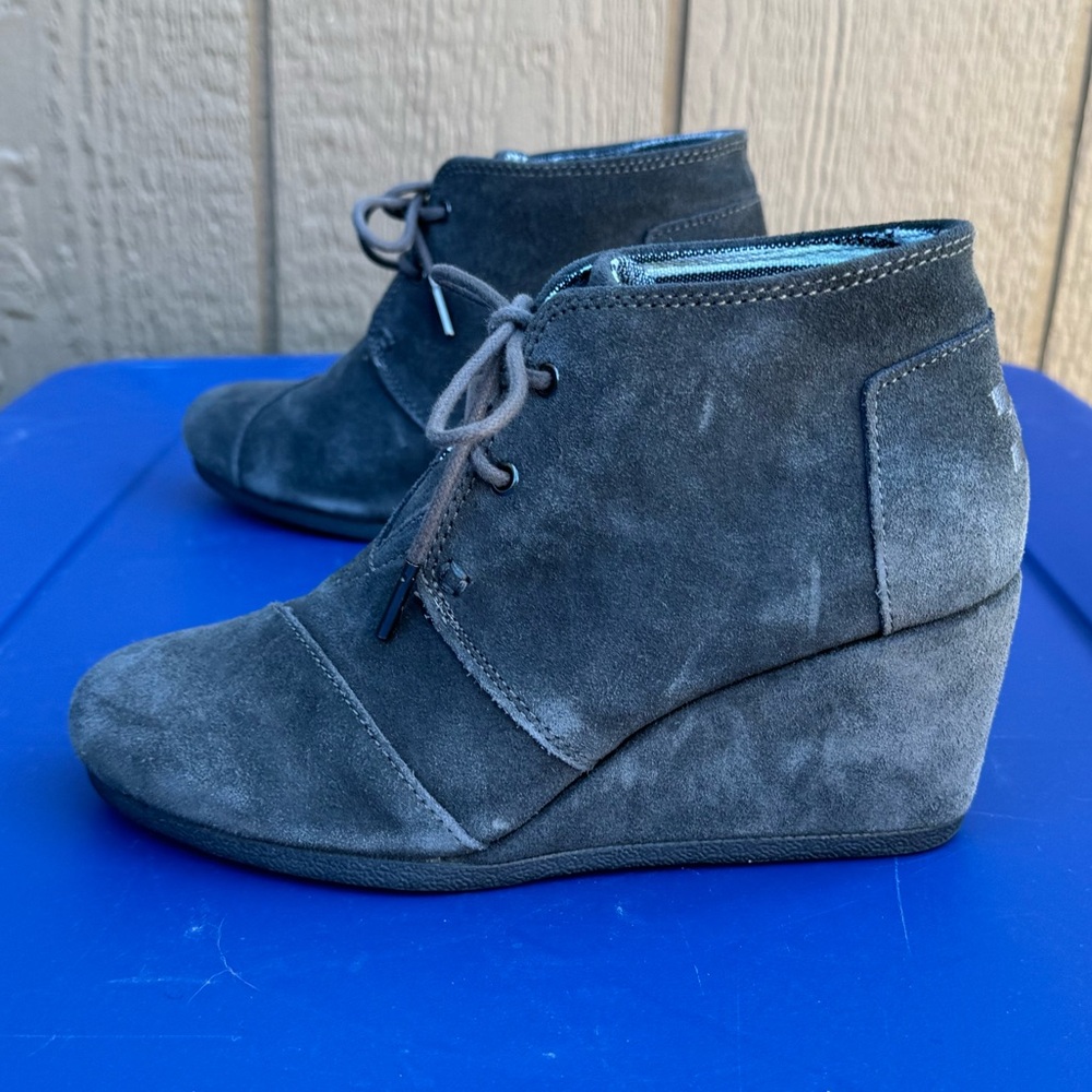 Tom’s wedge boot